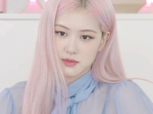 Pink hair- Rosé