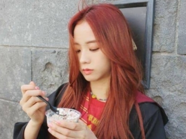 Red hair- Jisoo