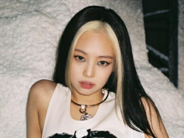 Black to blonde hair- Jennie