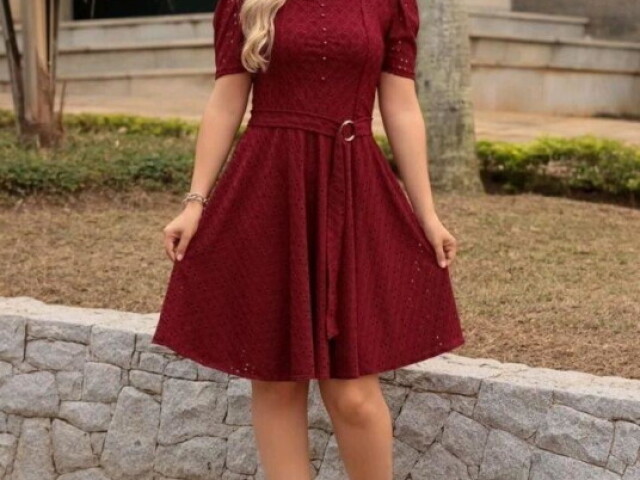 Um vestido mais vermelho escuro