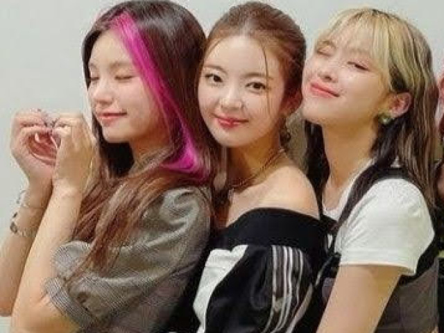 Trio (Lia, Ryujin e Yeji)