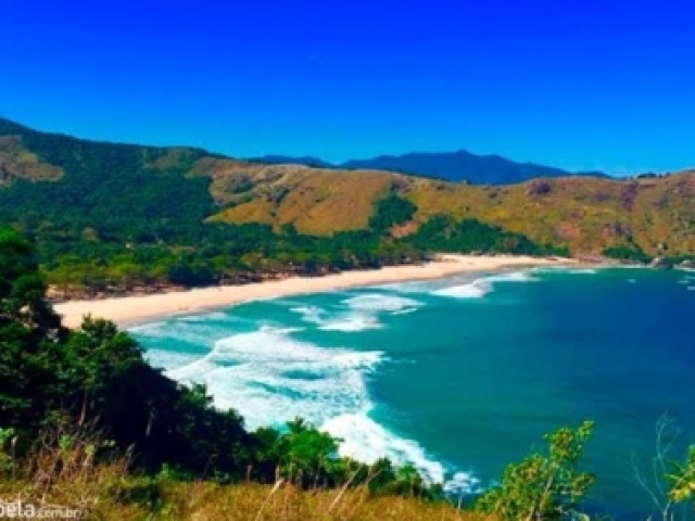 Sua vista é uma linda praia, você sempre acorda com o barulho das ondas e o cheiro de água salgada.