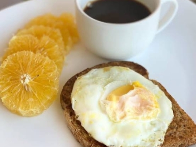 Pão com ovo, café e laranjas, super saudável e gostoso.