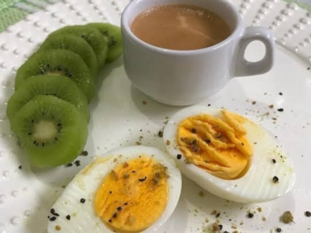 Ovos cozidos, Kiwi e café com leite.