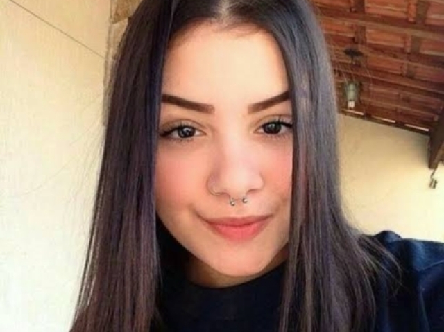 Fabiana, 19 anos, ama sair e mora com os pais, é uma menina muito alegre apesar de ser nova e sempre gosta de sair.