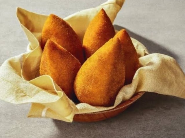 Coxinhas crocantes e bem recheadas.