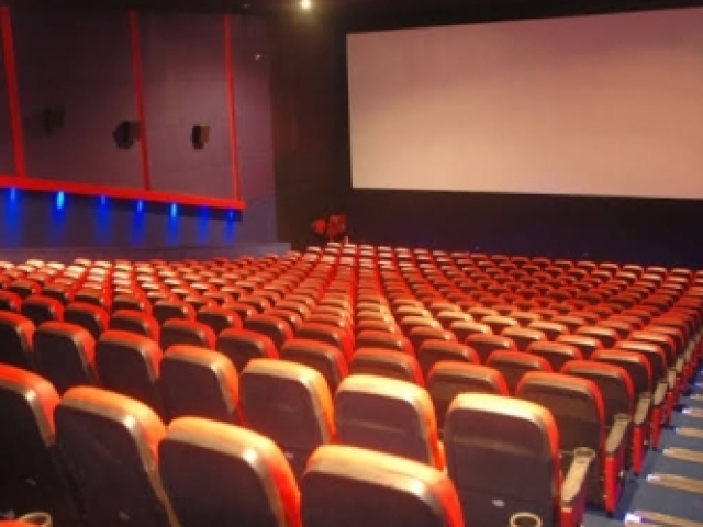 Ir ao cinema e assistir a um filme!