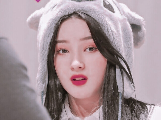 - uma visual que também seja maknae
(mais nova).