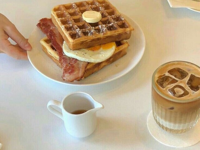 Waffles com ovo e bacon