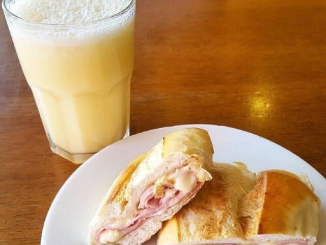 Suco de laranja com pão com mortandela🍞