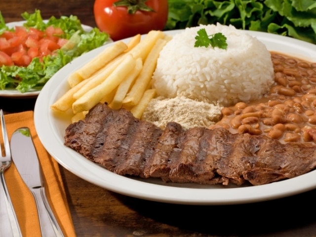 Arroz, feijão, bife e batata frita