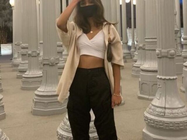 Calça preta tenes preto tope branco e uma jaquetinha marrom claro
