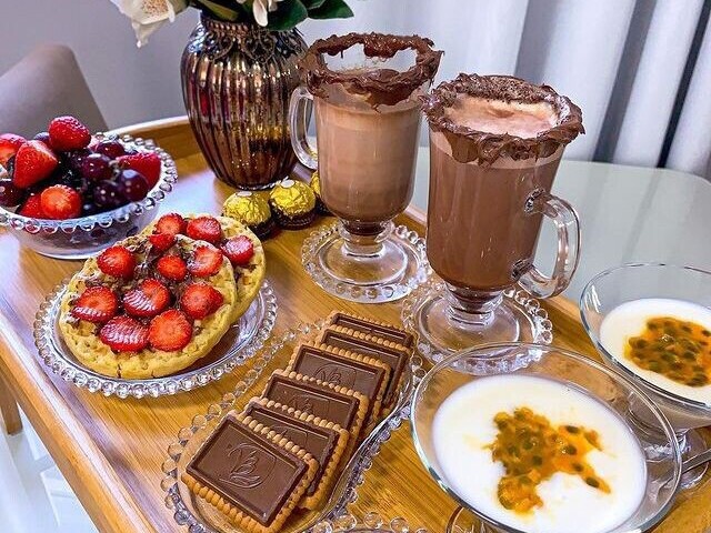 Com bastante chocolate e frutas