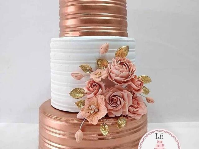 Branco e rosê com flores.
