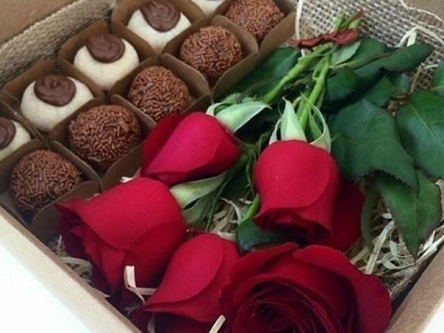 uma caixinha com flores e chocolates 😋🍫🌹