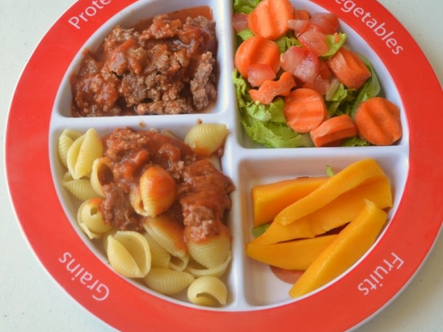 Macarrão,salada,carne moída e abóbora