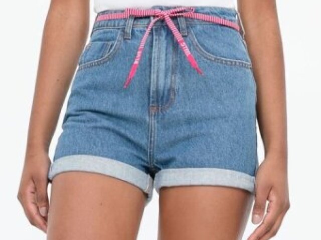 Short jeans simples com corda rosa