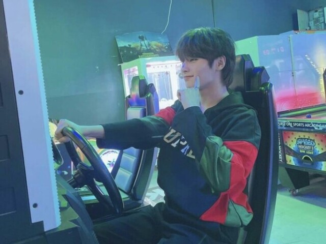 Jogar jogos com o Jeongin