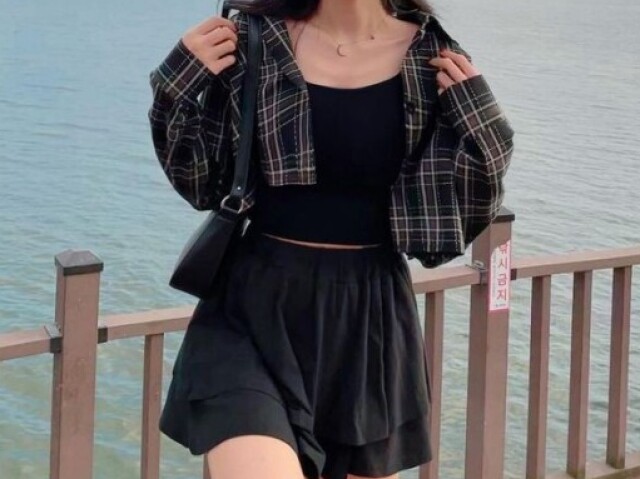 Uma roupa fofa e estilosa.
(•ө•)