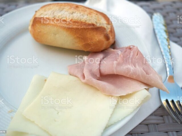 pão com presunto e queijo