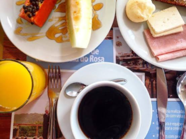 Café,suco de laranja, mamão, melão,pão de queijo, presunto e mussarela