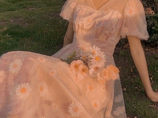 Vestido branco com margaridas de enfeite🌻 (comprido)