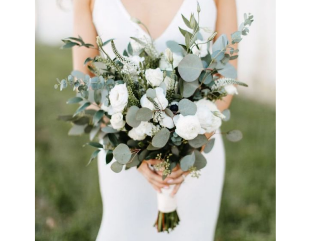 Descontruído com várias flores brancas diferentes e muuuito eucalipto, que eu amo!