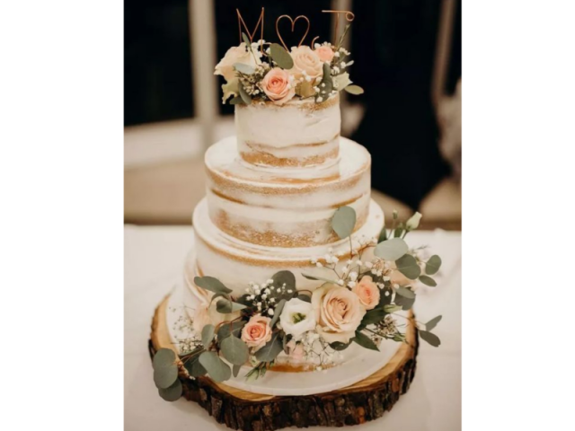 Amo flores delicadas como essas, a junção do bolo semi espatulado branco com a o suporte de tronco ficou lindo.