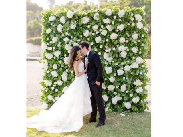 Muro inglês com flores brancas, não tem erro.