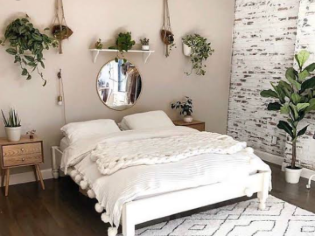 Esse quarto com plantas e um espelho lindo🌵