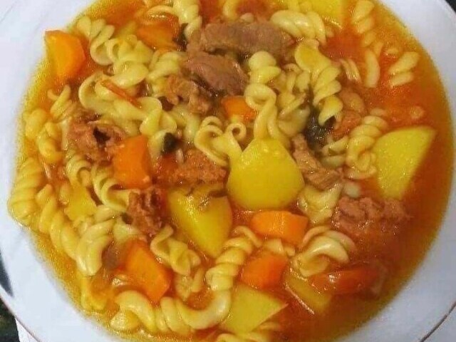 Sopa de macarrão com legumes