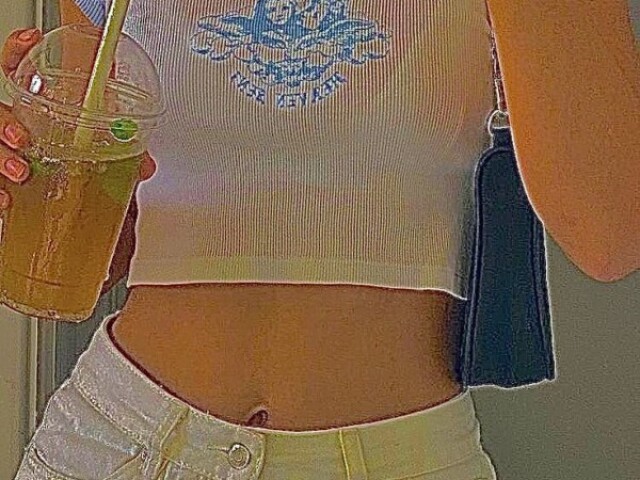 Tem manga curta azul ensima.
E abaixo uma calça branca jeans