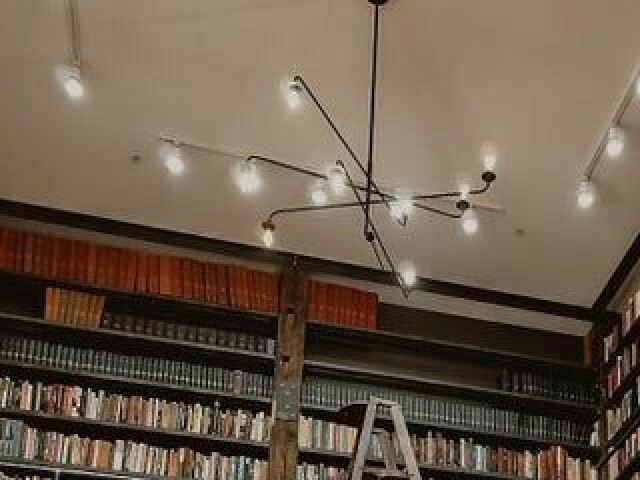 Em uma biblioteca?