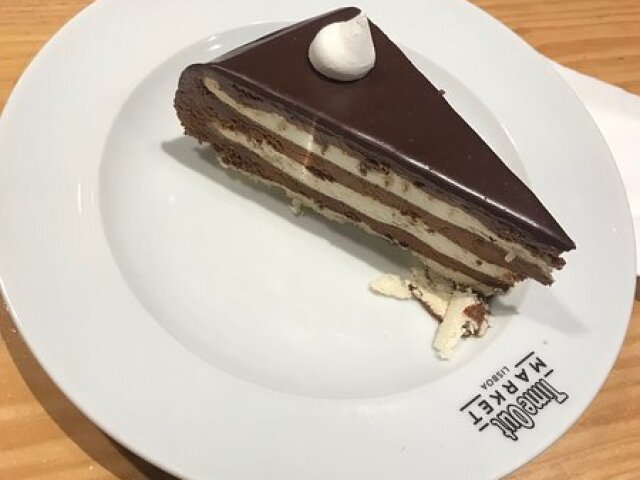 Bolo Simples mas deve ser bom! :D
Acompanha: chantilly - cobertura D Chocolate - Recheio de Flocos