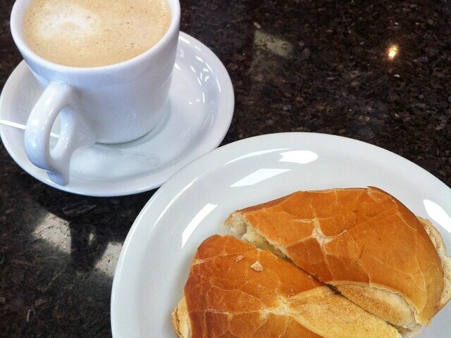 PÃO, E CAFÉ COM LEITE. PERFEITO!