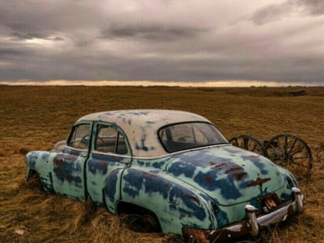 Fusca tie dye abandonado no pântano lago ness