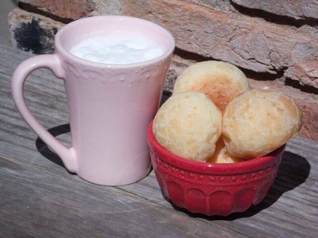 Pão de queijo com leite