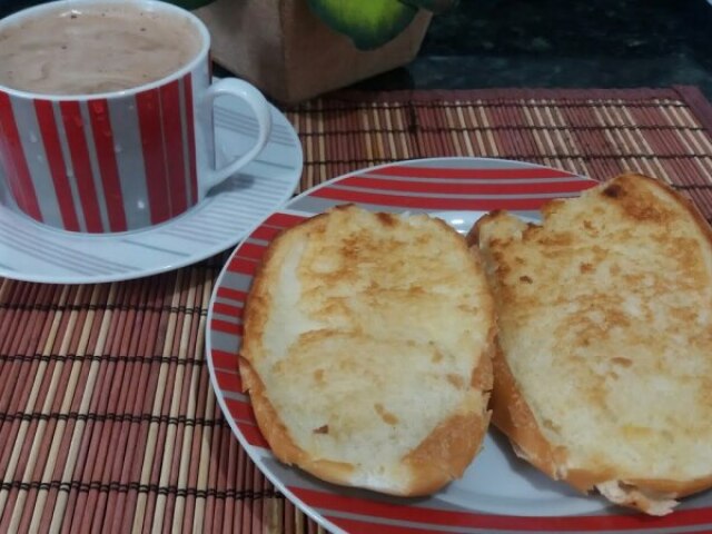 Pão com manteiga e achocolatado