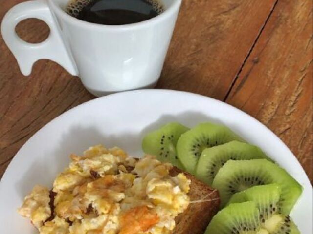 Pãozinho com ovos e café