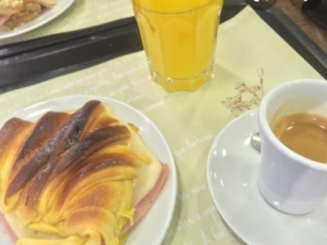 Crossaint com sumo de laranja e café☕🥐