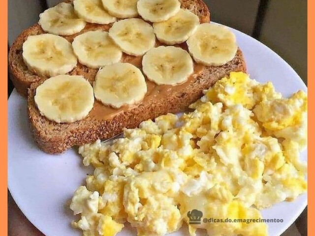 E banana com pão e ovo mexeido!!😋