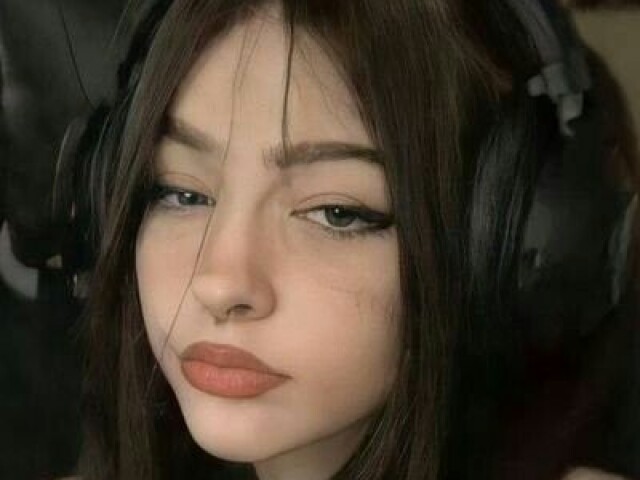 Ava Meccamph, 16 anos, extrovertida, viciada em games.