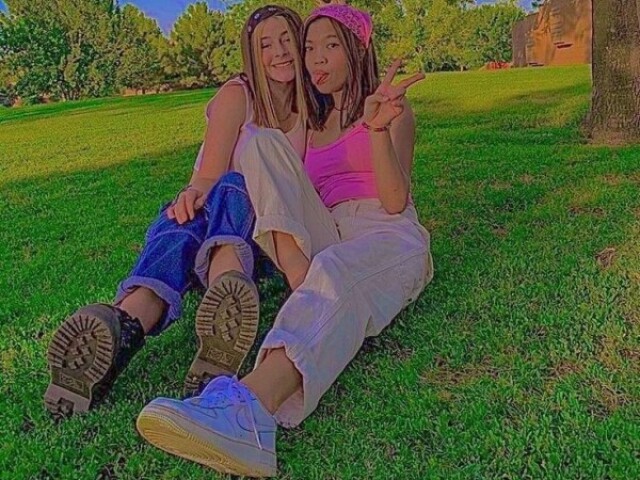 Essa com sua prima/ou/amiga