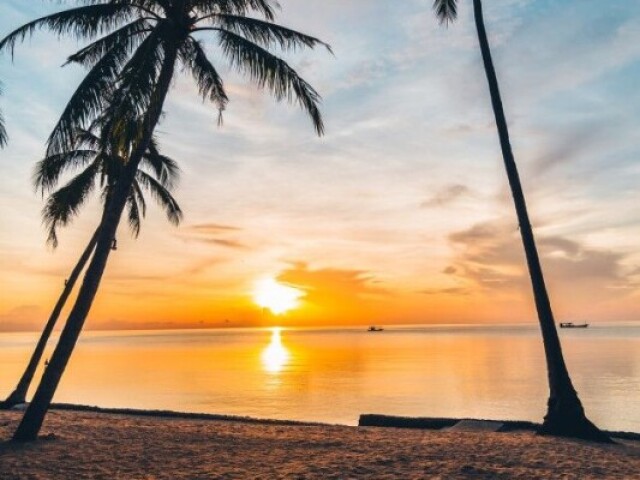 Praia é um lugar bonito ensolarado perfeito para um dia bom