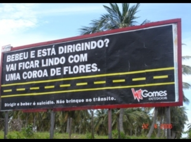 c) A catacrese, visto que na expressão “coroa de flores” por falta de uma nomeação específica, utiliza-se um termo emprestado no léxico (coroa) para suprir esta necessidade.