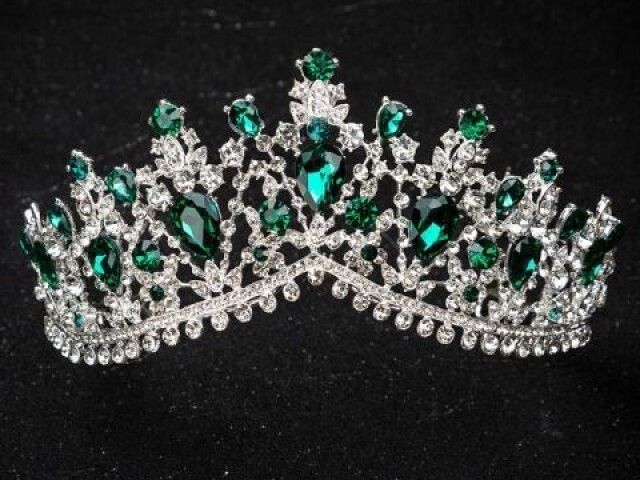 Detalhes em ouro e esmeraldas, pesada, outras princesas sentem um pouco de inveja de você por ter uma coroa dessas!