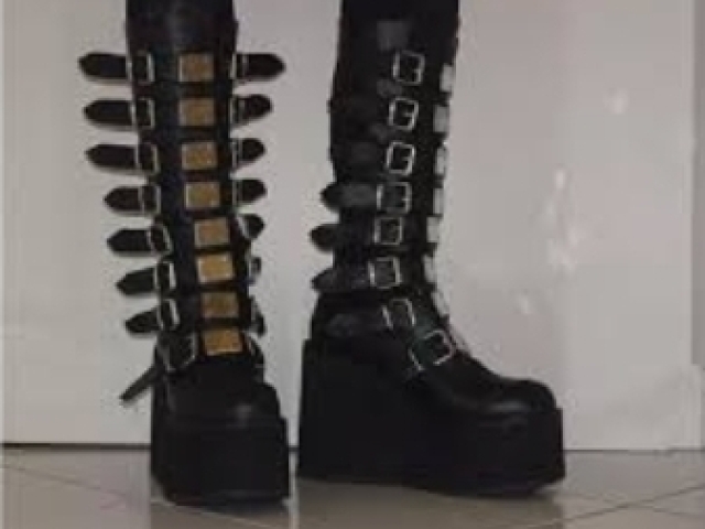 Bem alto achei bonito gosto de botas