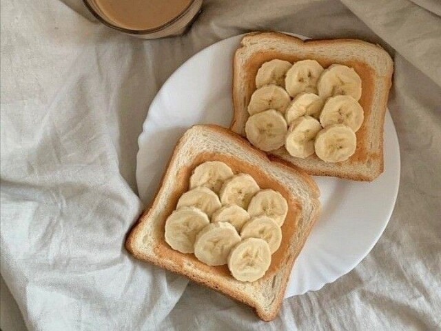 Pão com pasta de amendoim e banana.✨