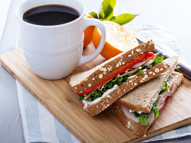 um cafezinho com sanduíche