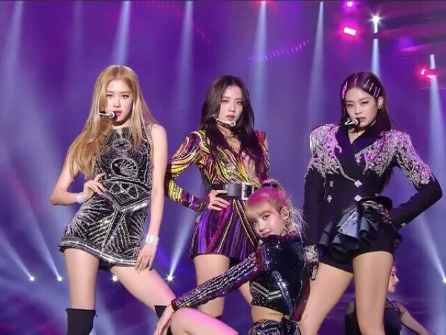 Festival de música ( Gayodaejun ) 2018, primeiro teve o Solo da Jennie, Ddu-du-ddu-du e por fim, forever young